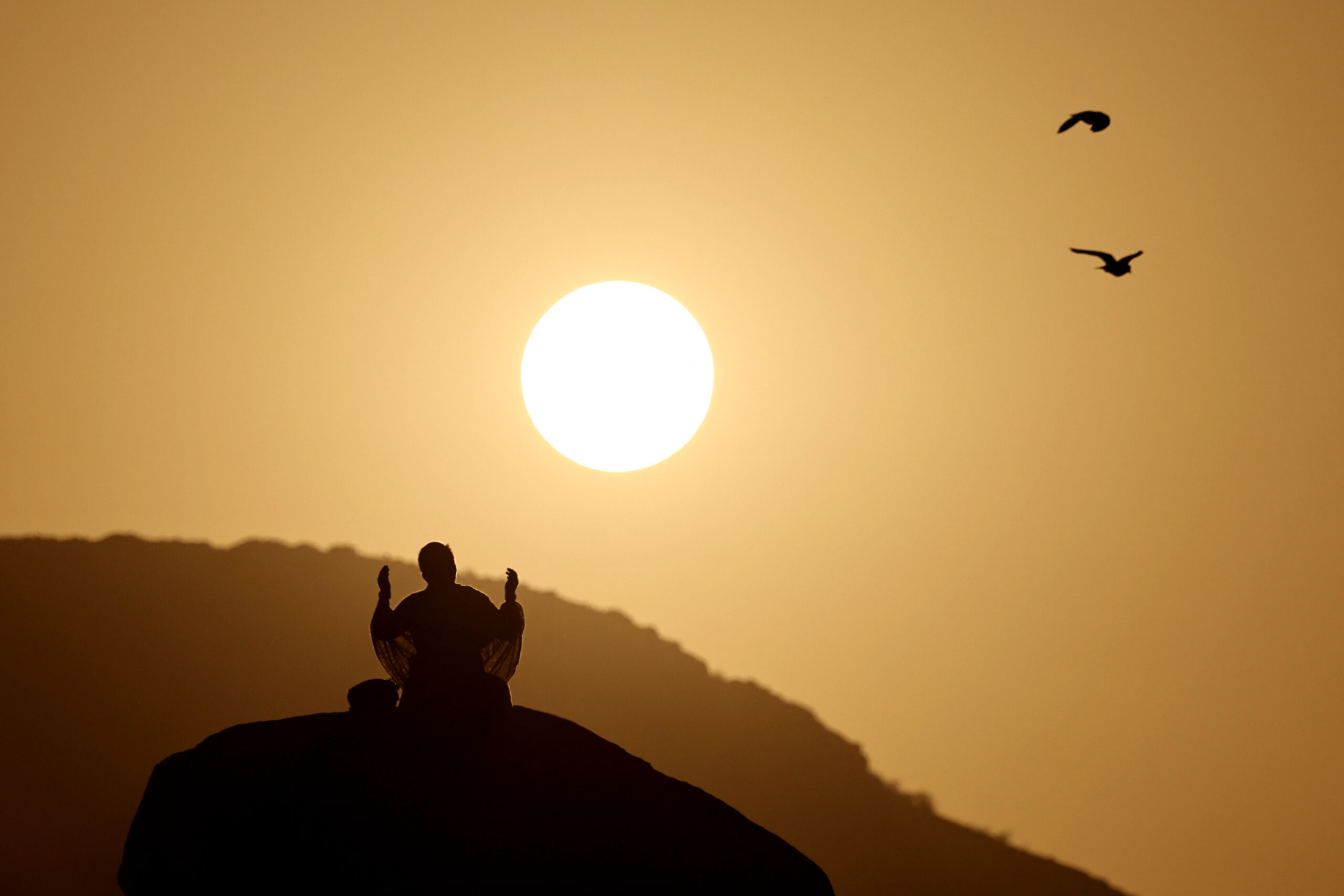 Hajj pilgrims 'stone the devil' as Muslims mark Eid al-Adha