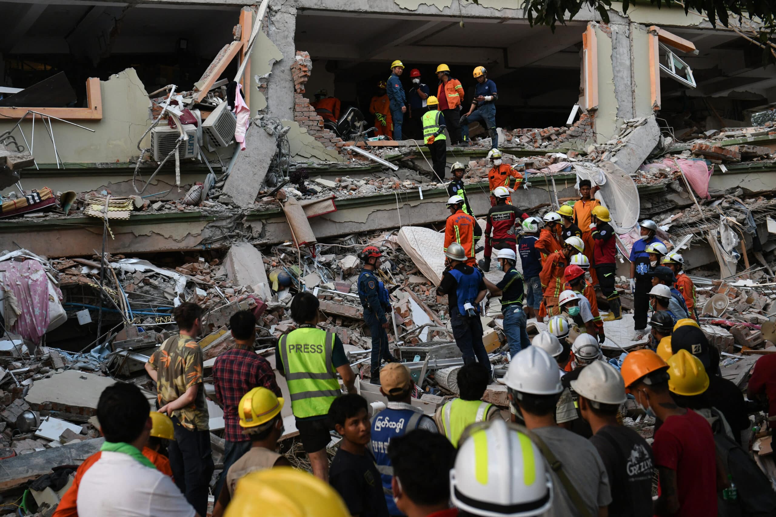 PH aid team searches Myanmar hotel ruins