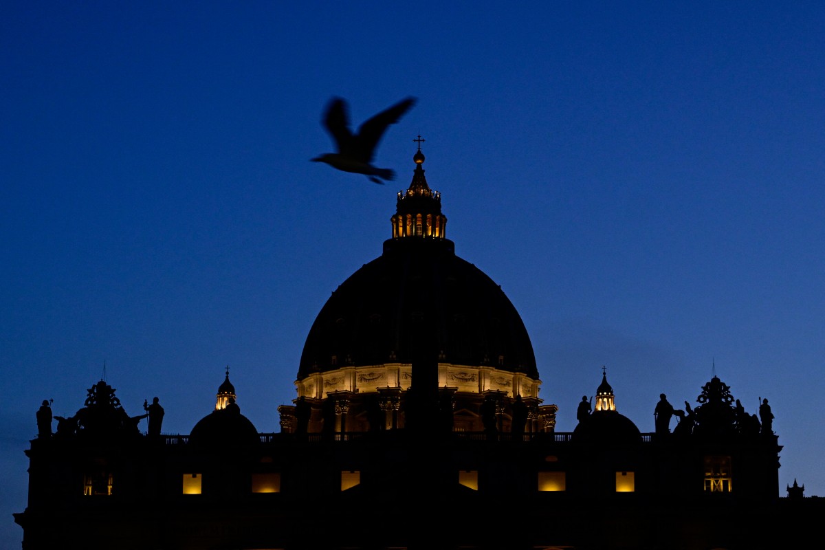 Pilgrims gather as Pope Francis begins lying in state