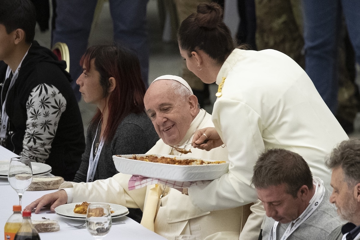 PHOTO: Pope Francis having lunch with the poor and homeless
