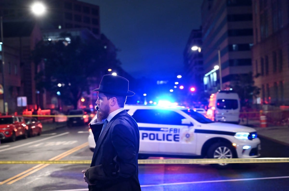 Two shot dead outside Jewish museum in Washington