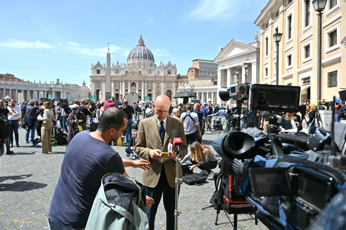 Stunned and sad, faithful gather at St. Peter’s to remember Pope Francis