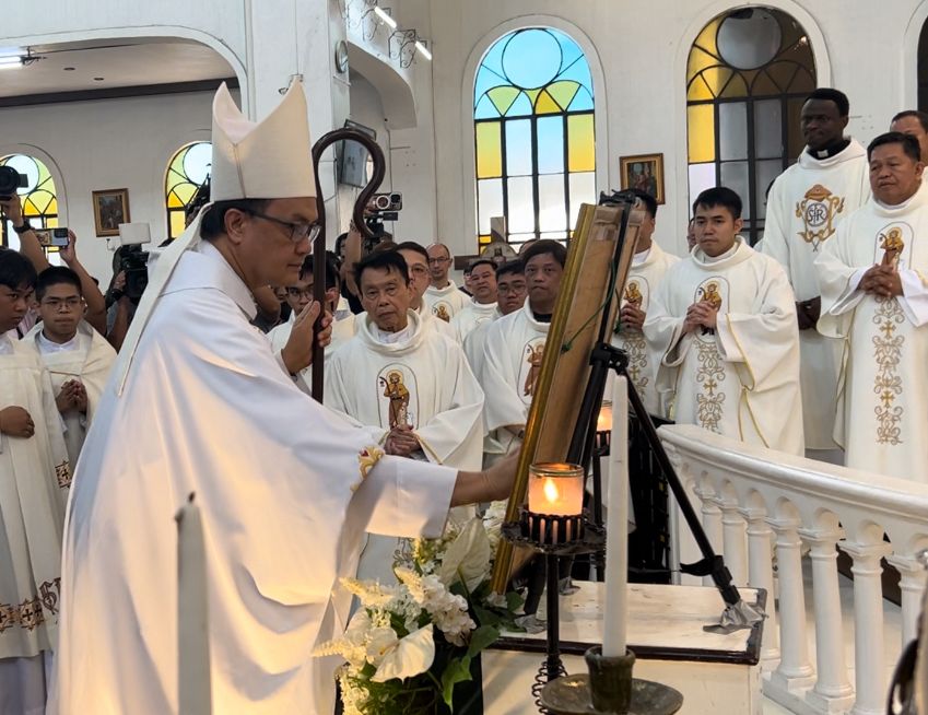 ‘Bridge-builder’: Flock pay final respects to late Pope Francis