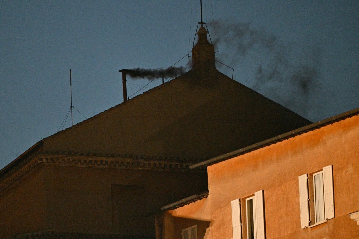 Black smoke emerges in Sistine Chapel; no new Pope yet