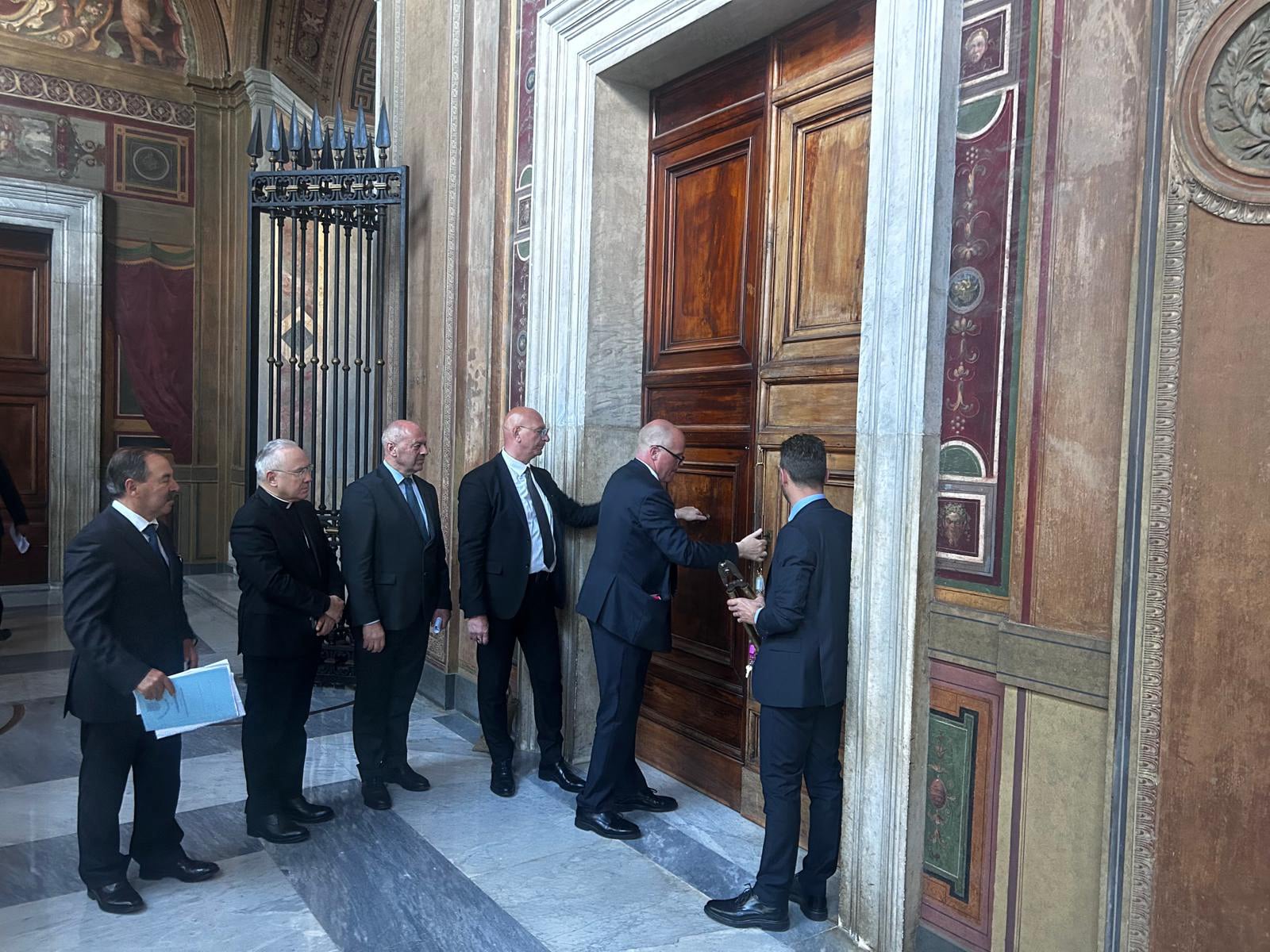 Vatican prepares for conclave lockdown